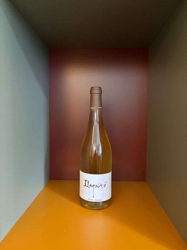 White wine bottle with cream label and foil cap