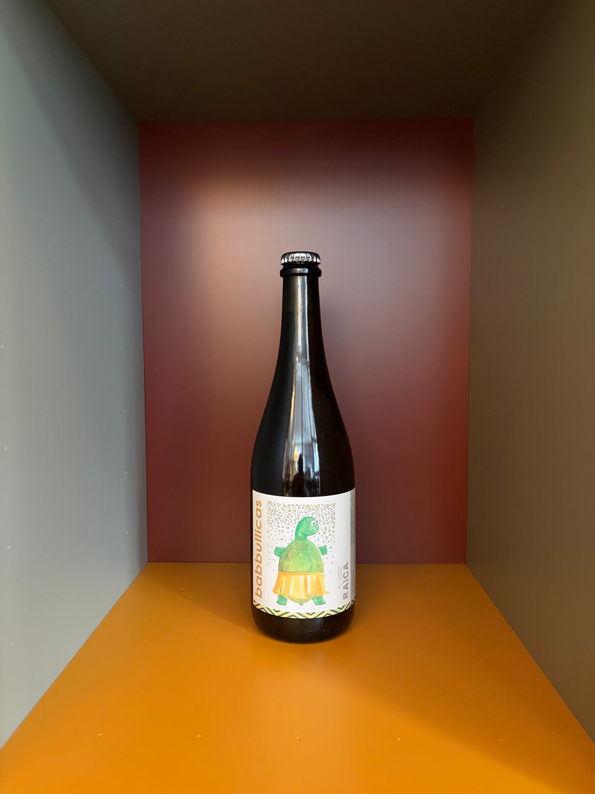 Raíca Babbullicas Vermentino Frizzante bottle with illustrated label